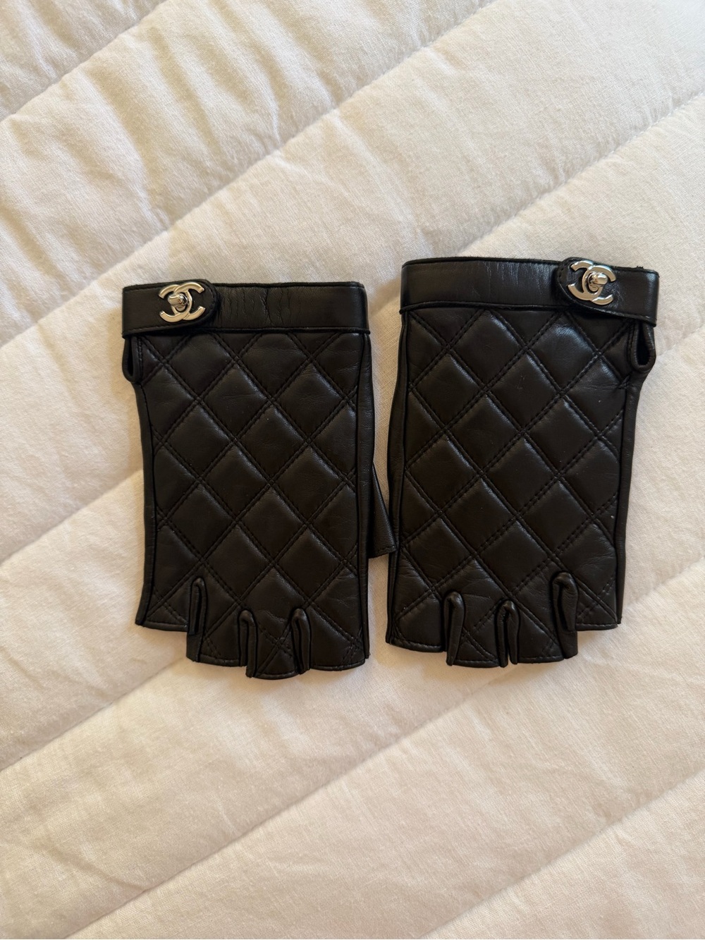 CHANEL Black Quilted Leather CC Logo Fingerless Driving Gloves 7.5